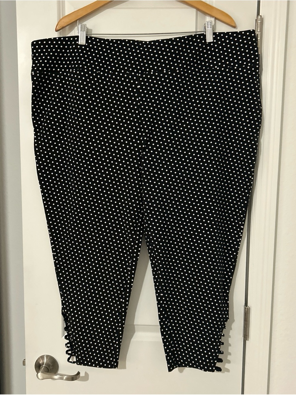Terra & Sky Women's Capri Ladder Leggings, 22" Inseam, Size 4x- Black W/Dots NWT
